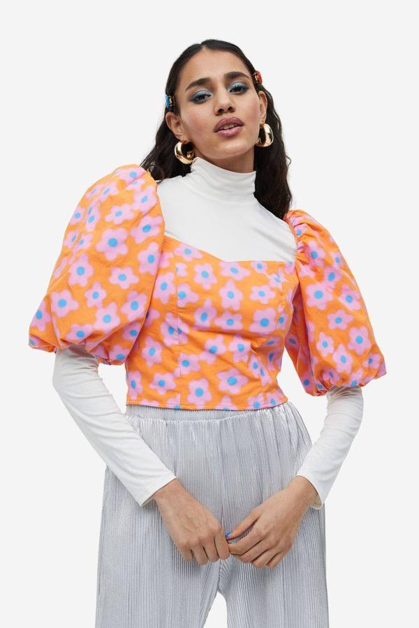 Top corsetero con escote corazón, manga corta abullonada y estampado floral en naranja, de H&M. Su precio es de 19,99 euros.