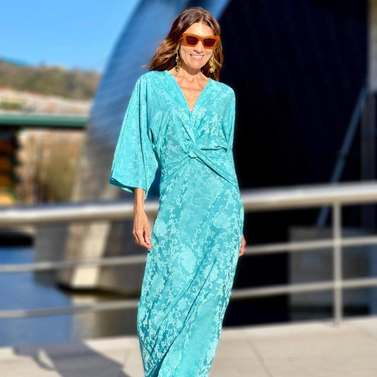 La influencer lleva un vestido turquesa con efecto rejuvenecedor