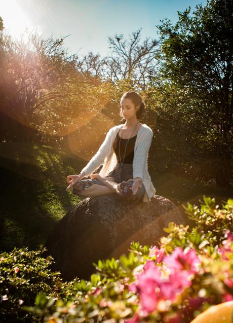 Imagen - Mujer meditando/PEXELS