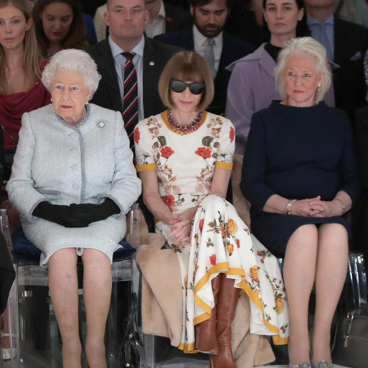 Angela Kelly, junto a la reina Isabel II y Anna Wintour en la London Fashion Week.