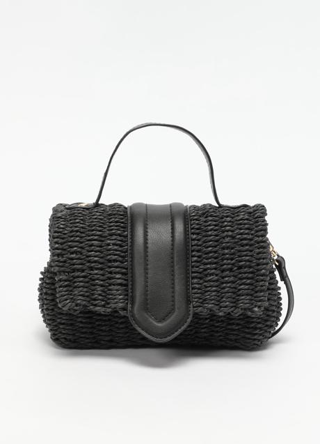 Imagen - Bolso de rafia en color negro de Lefties. Foto: Lefties.