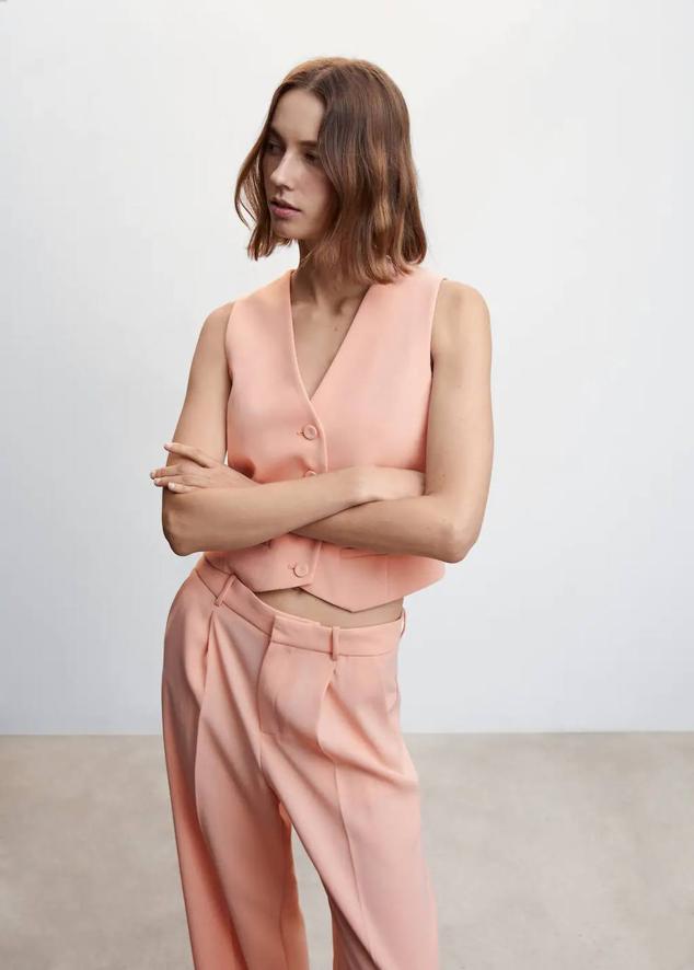 Chaleco de traje con manga sisa, costuras y bolsillos, cierre de botones y escote en uve, rosa pastel, de Mango. Hazte con él a 35,99 euros.