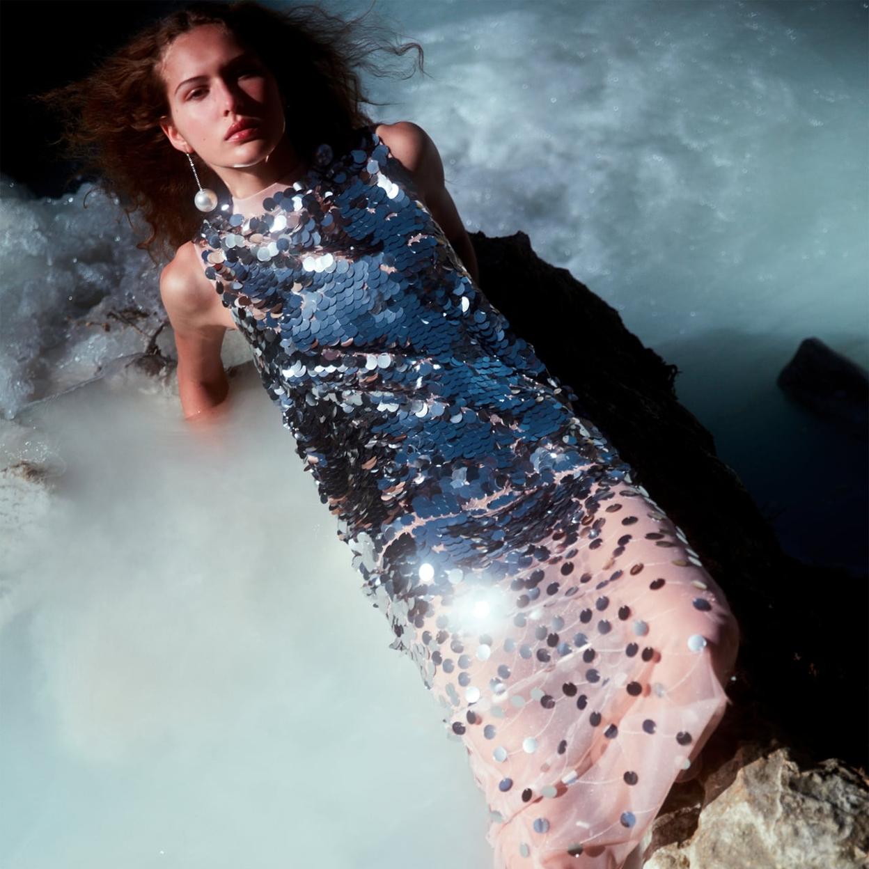 Este es el vestido de punto y lentejuelas de Zara que no para de agotarse. 