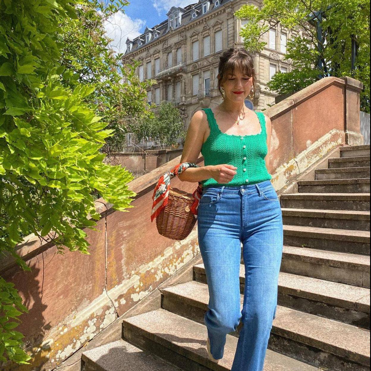 La influencer francesa lleva el icónico bolso cesta para un look estilo parisino