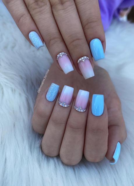 Imagen - Manicura baby boomer de colores con pedrería/@GLOSSYGLOW_BYCINTIA