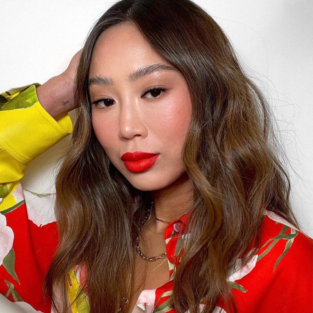 Influencer coreana con piel rellena y joven