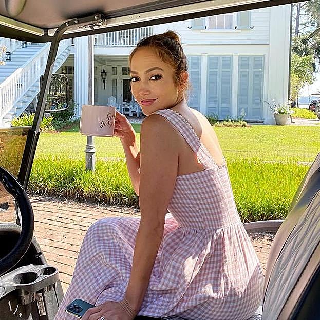 Los siete looks de Jennifer Lopez para el buen tiempo: vestidos, accesorios de lujo y muchas propuestas para toda la semana