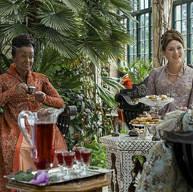 Adjoa Andoh (Lady Agatha Danbury) y Ruth Gemmell (Lady Bridgerton) en La reina Carlota. 