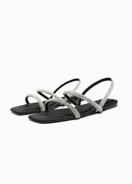 Imagen - Sandalias planas con strass en color negro y plateado de Zara. Foto: Zara.