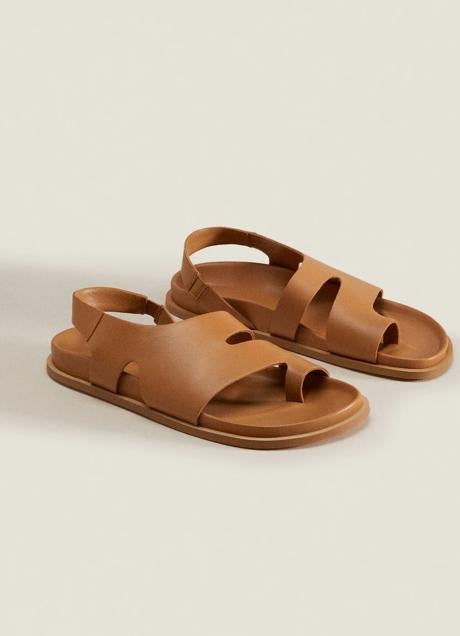 Imagen - Sandalia plana con tiras en piel de color marrón de Zara Home. Foto: Zara Home.