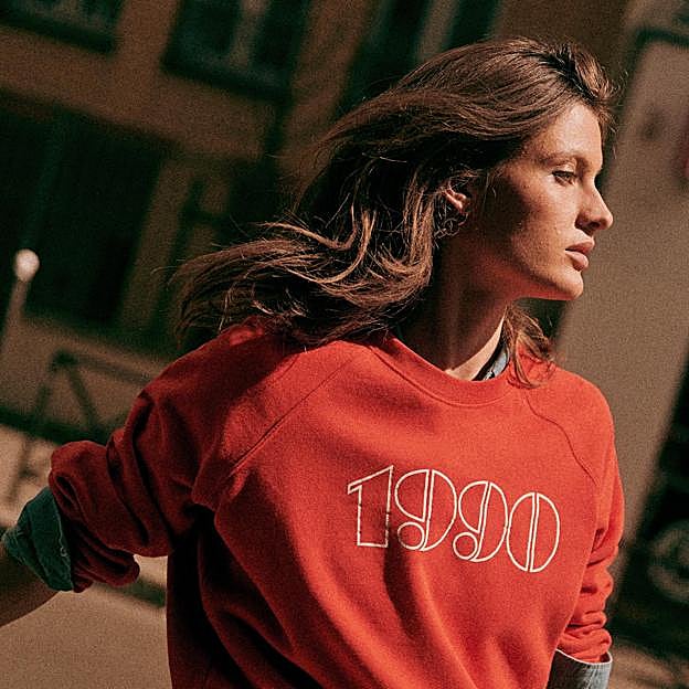 Imagen principal - Imagen editorial de la colección de Sézane para este verano, zapato estilo Mary Jane de Vagabond y salón con pulsera de Celine.