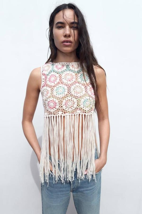 Top crop de crochet multicolor con manga sisa, cuello redondo y bajo acabado en flecos largos, de Zara. Hazte con él a 35,95 euros.
