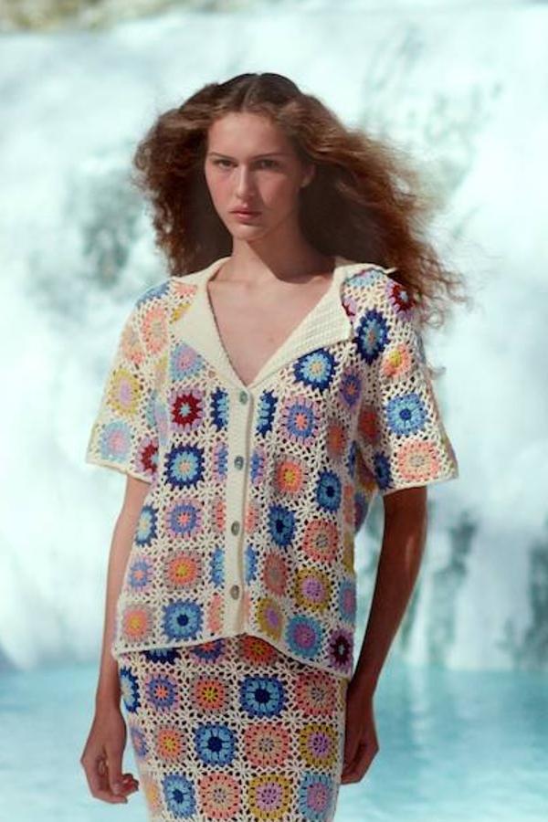 Top de crochet multicolor con corte relajado, manga corta, cuello solapa y escote de pico, de Zara. Consíguelo a 49,95 euros.