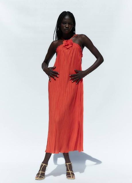 Imagen - Vestido midi plisado con detalle de flor en coral