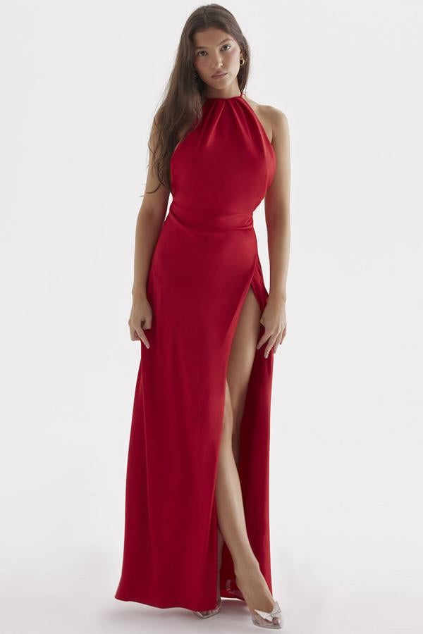 Vestido largo en tejido fluido con cuello halter, espalda al aire y abertura en el lateral, color rojo. Lo encontrarás por 235 euros.