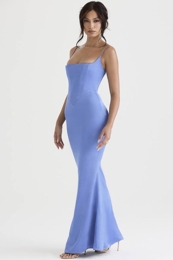 Vestido largo con cuerpo corsetero, escote recto, tirantes fijos y bajo evasé, tono celeste. Está disponible por 248 euros.