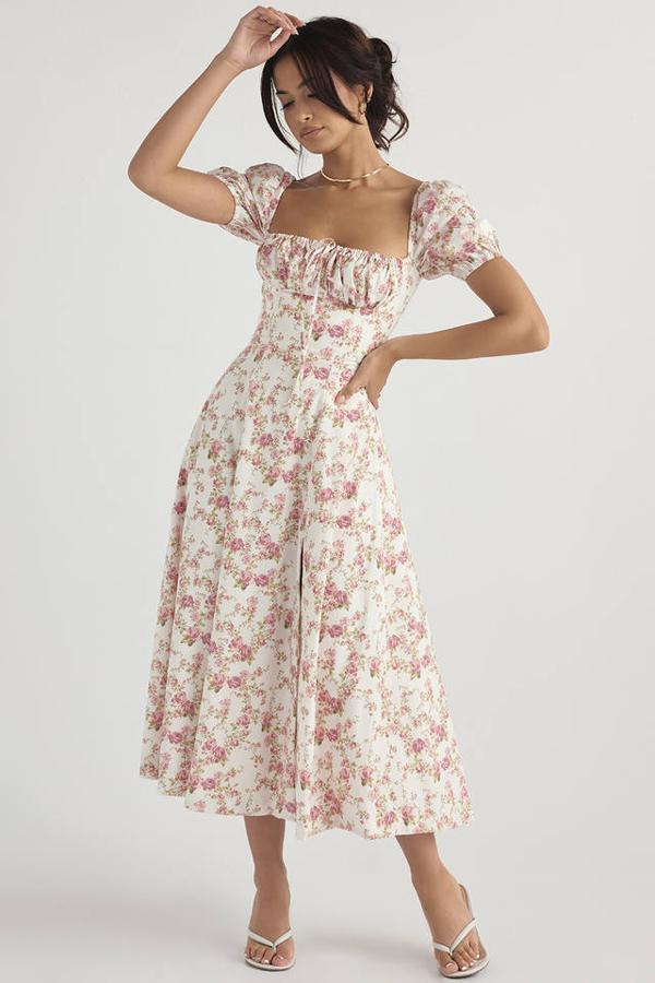 Vestido midi con escote cuadrado, busto fruncido, manga corta abullonada y falda de vuelo, en floral print blanco y rosa. Te costará 183 euros.