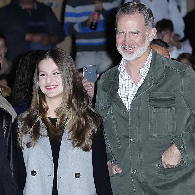 La princesa Leonor regresa a España y sorprende con un look con un chaleco de la reina Letizia y mules cómodos