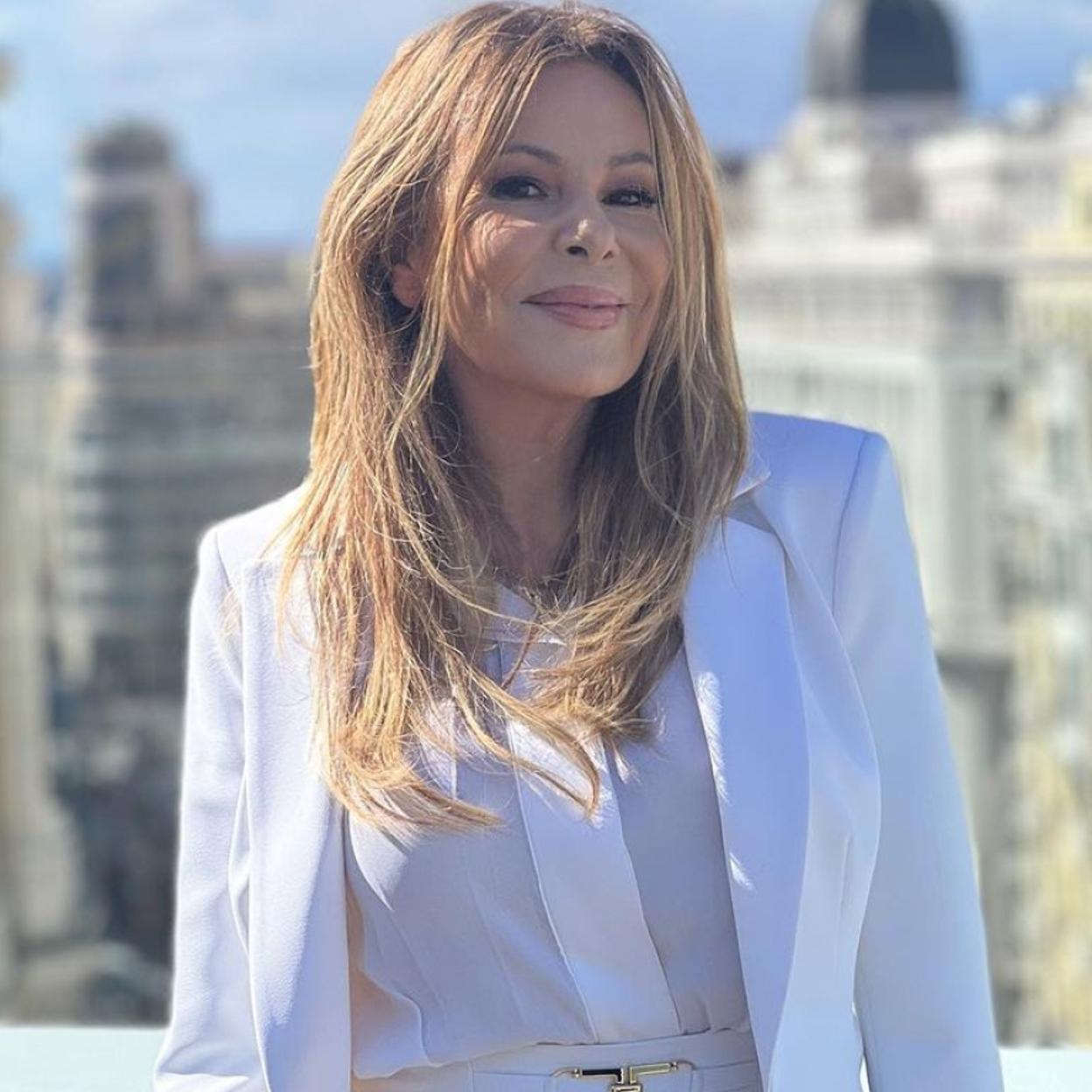 Ana Obregón con un look blanco.