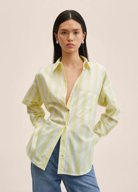 Imagen - Camisa con estampado de rayas en amarillo de Mango Outlet. Foto: Mango Outlet.