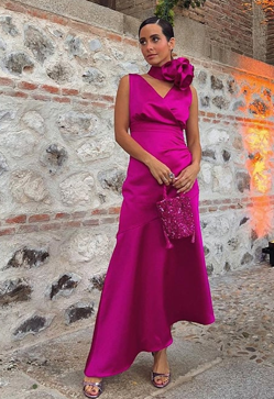 Imagen secundaria 2 - Looks de influencers con la flor en el cuello.