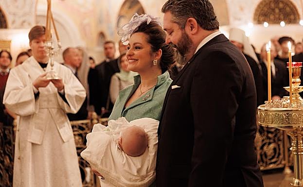 Jorge Románov y su esposa, Rebecca Victoria Romanovna, con su hijo el día de su bautizo.