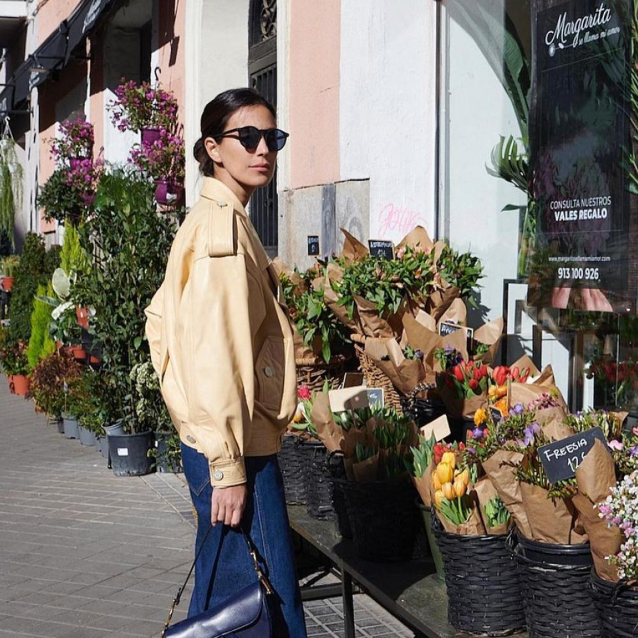 moda: El look de entretiempo de Sassa de Osma con la chaqueta corta viral del momento