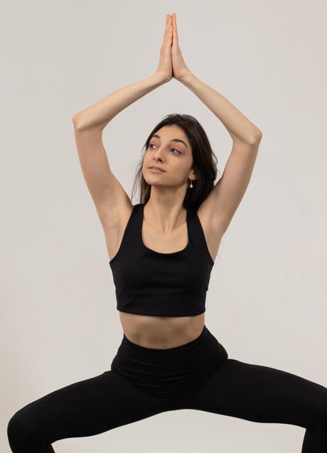 Imagen - Mujer haciendo sentadilla pliè/PEXELS