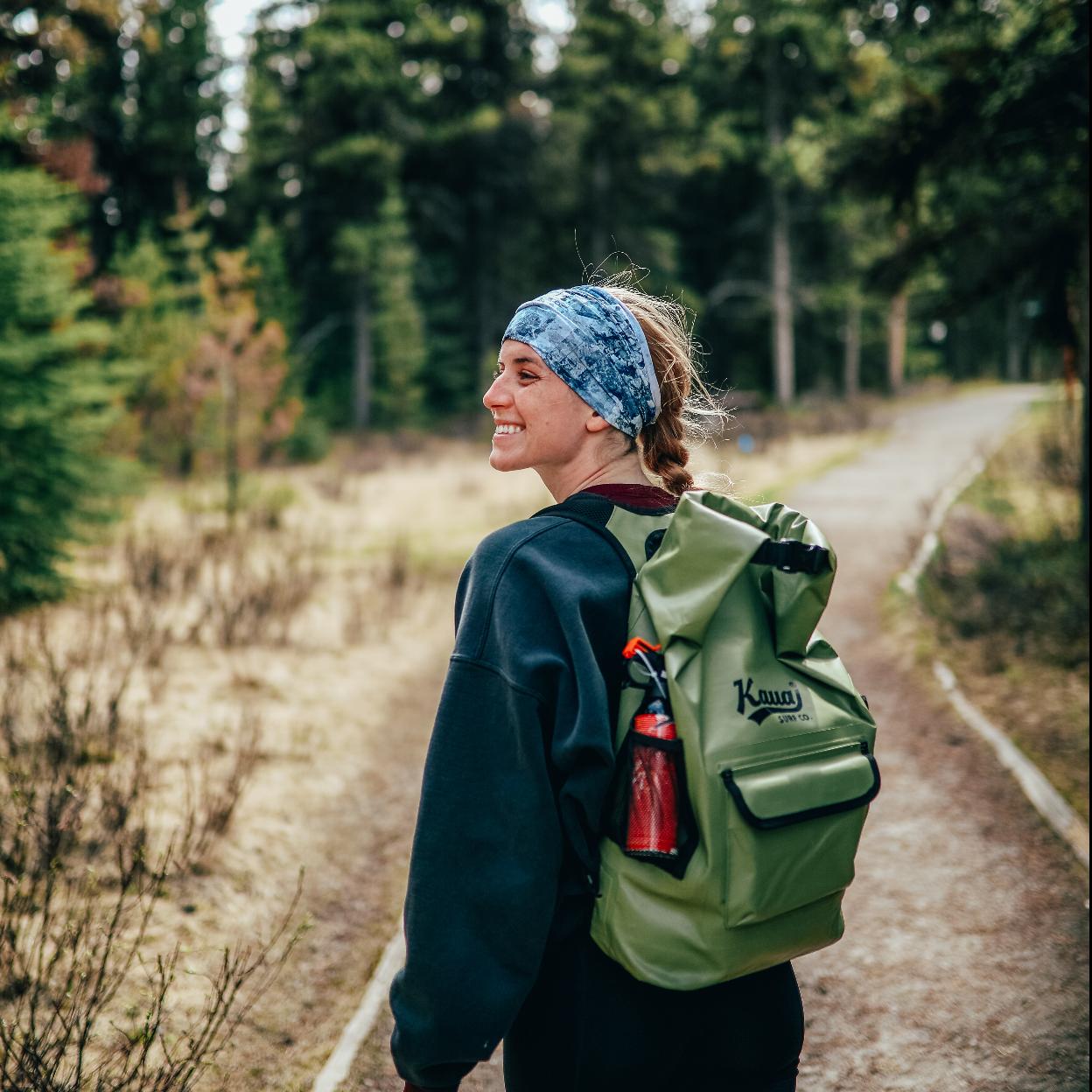 Mujer caminando en la montaña
