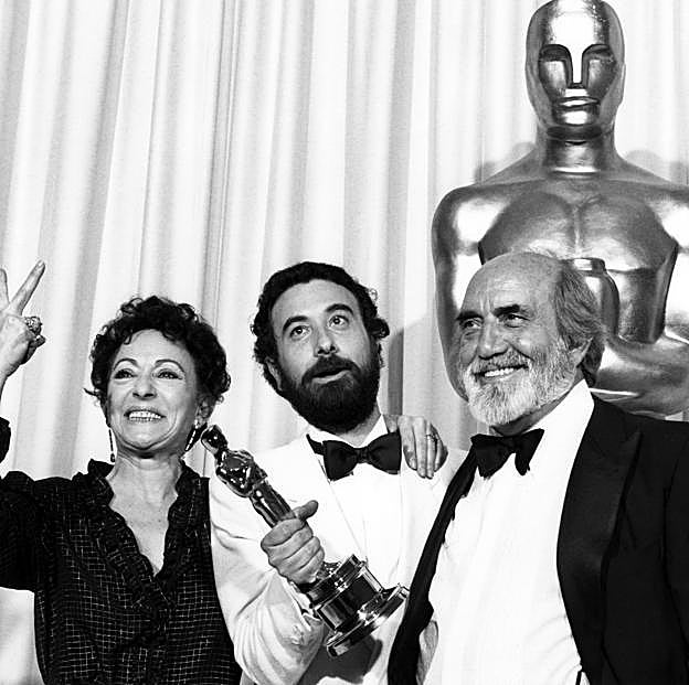 Recordamos con José Luis Garci su triunfo en los Oscar hace 40 años: bromas con Spielberg, en el baño con Paul Newman y un grito para la historia