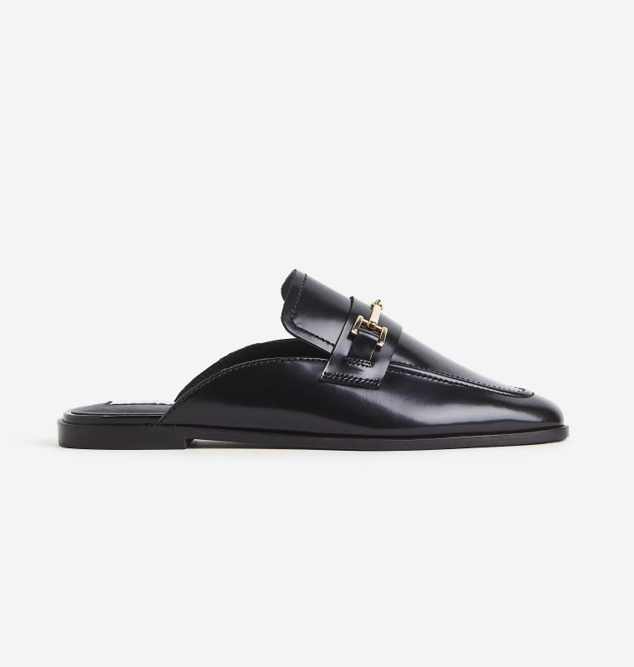 Además de la opción de Zara, en H&M también tienes este diseño tan bonito. Tiene acabado acharolado y el detalle de una hebilla dorada. Cuestan 59,99 euros.