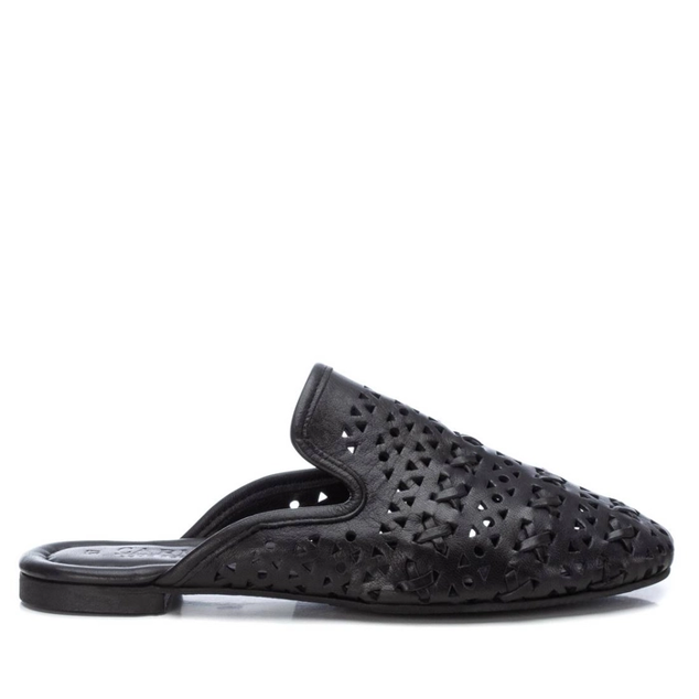 Por último, te dejamos la versión más fresquita y la más apta para estos días de altas tempertaturas. Es un zapato detalonado de Xti con tejido calado. Cuestan 69,95 euros.