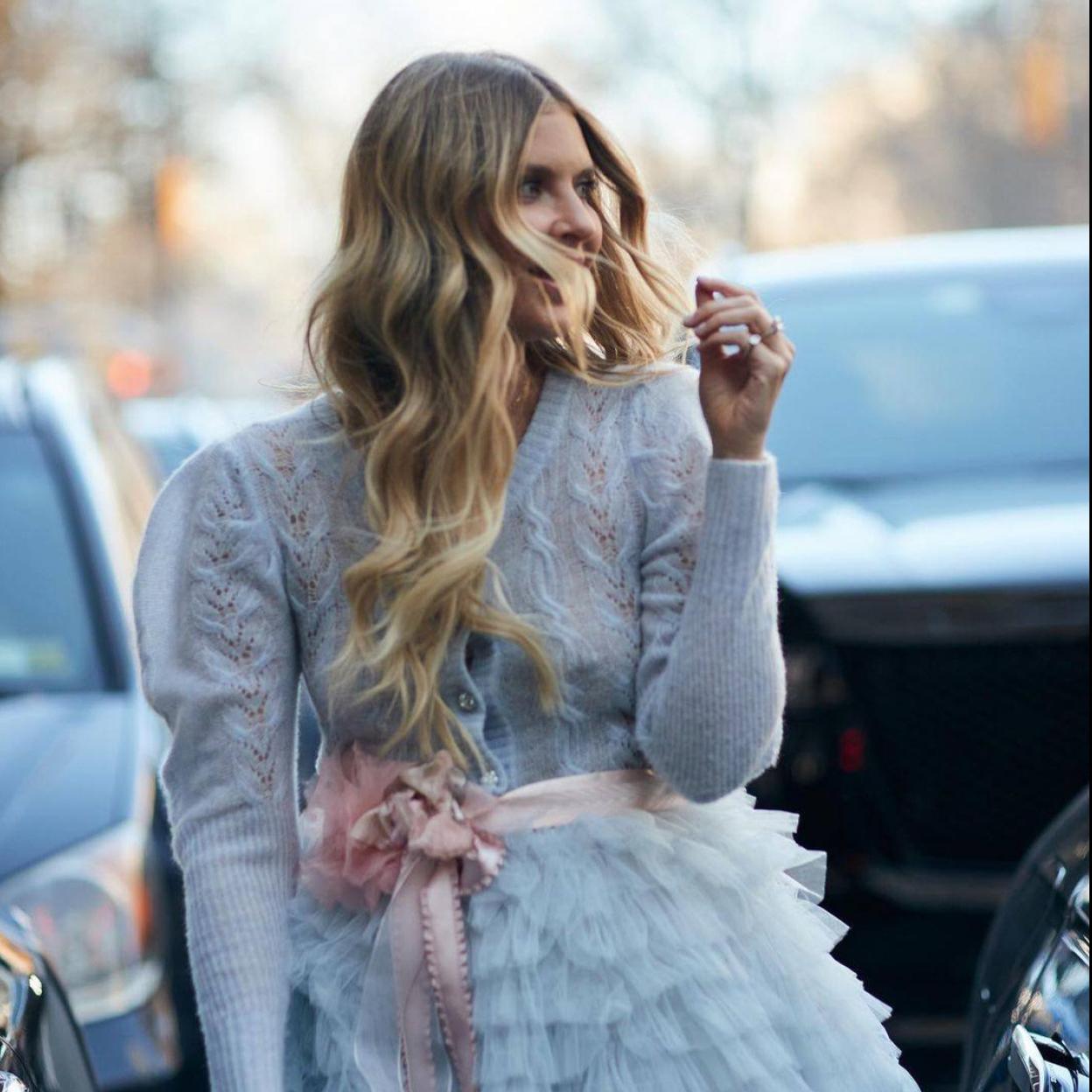 Influencer con peinado de ondas deshechas