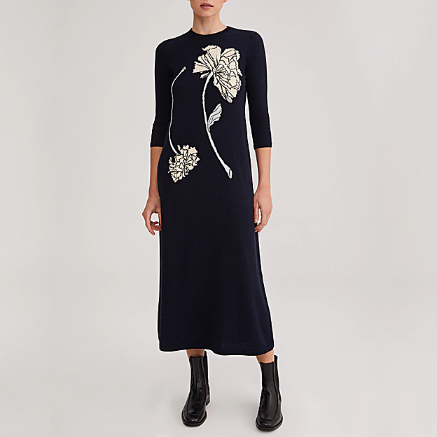 Imagen principal - El vestido de Galcon, el bolso de Mauska y los pendientes de Carolina Herrera.