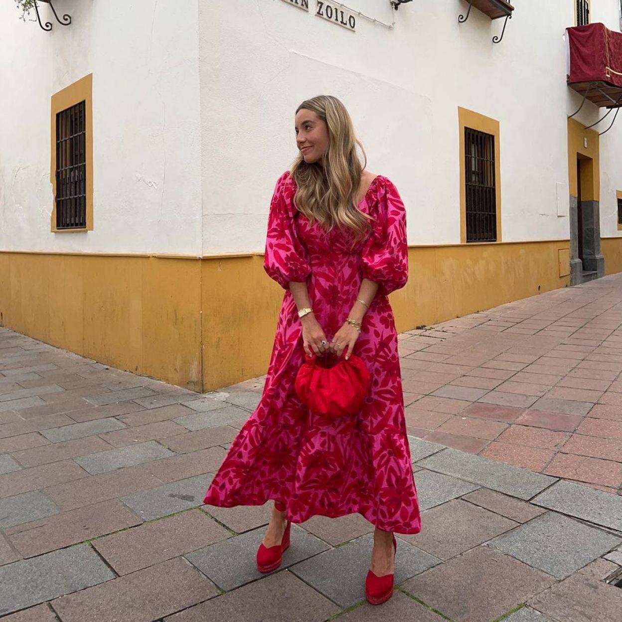 La influencer lleva el vestido estampado superventas de Sfera