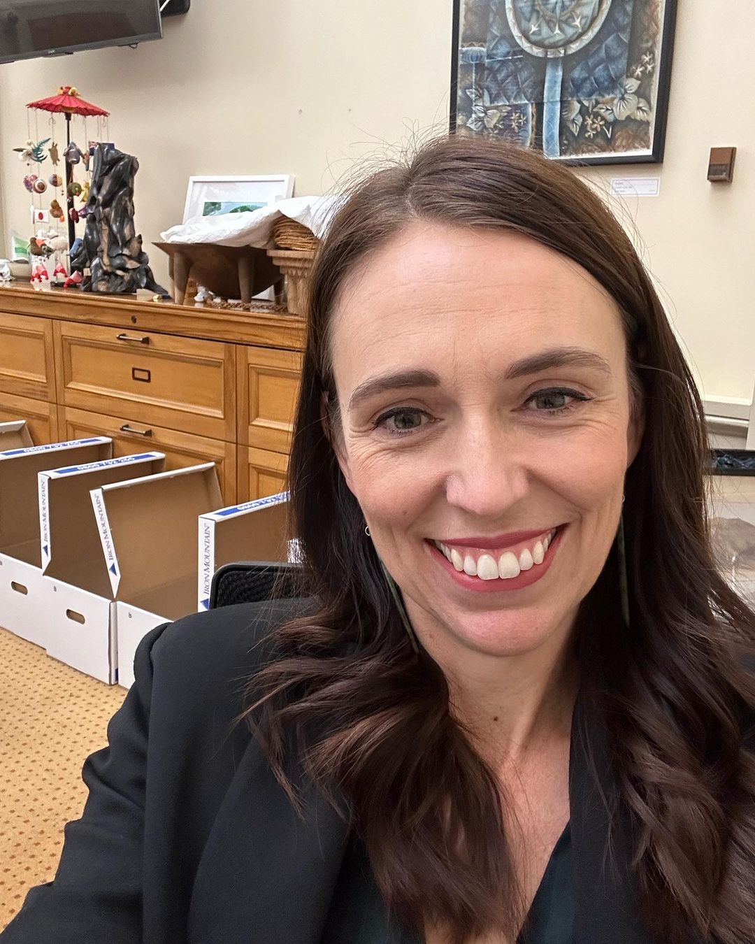 Jacinda Ardern hace unos días recogiendo sus cajas en su despacho del parlamento de Nueva Zelanda. 