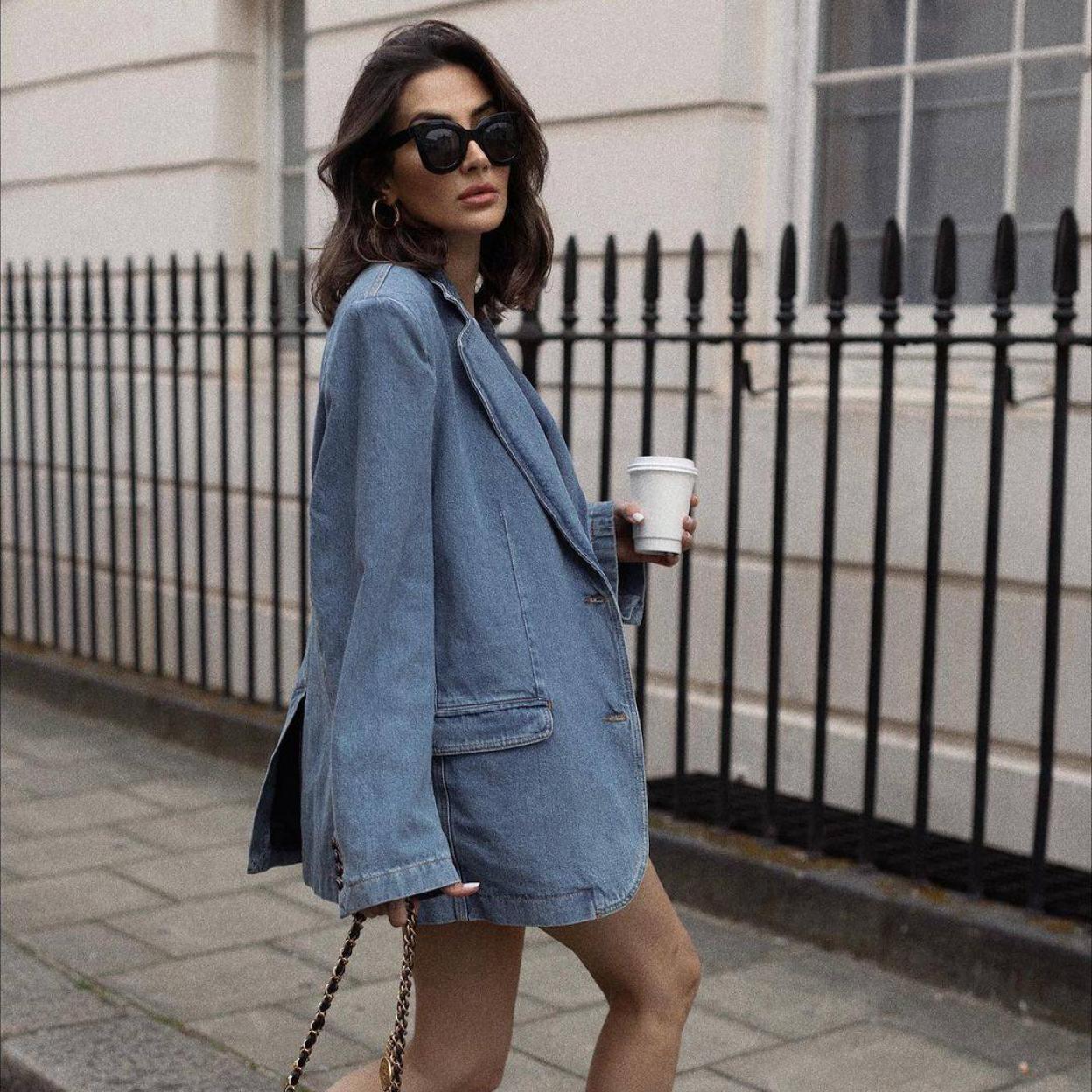 La influencer lleva un look con blazer vaquera
