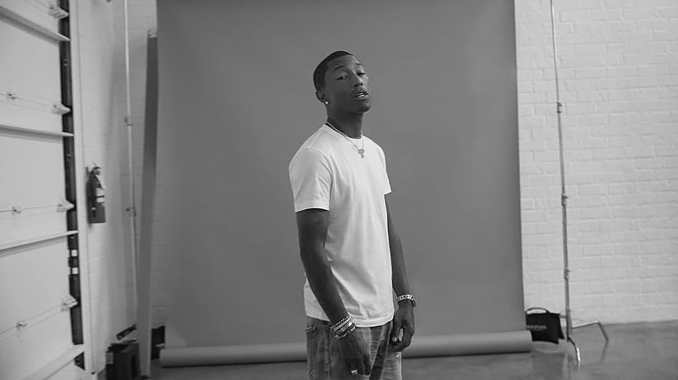 Pharrel Williams posa para anunciar su puesto como director creativo de la línea masculina de Louis Vuitton.