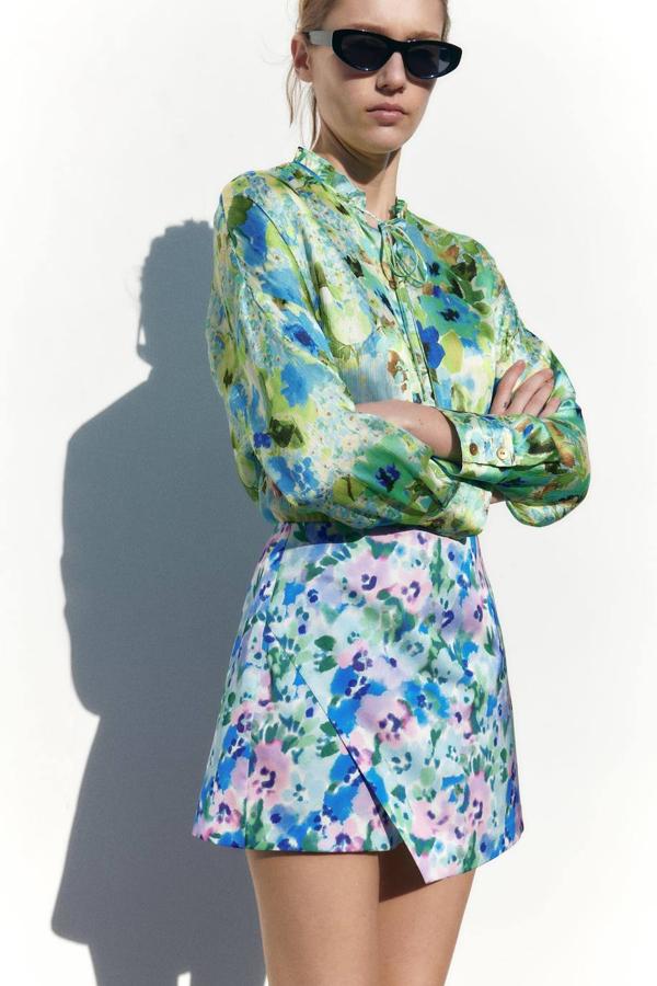 Falda corta con diseño cruzado, tiro alto y floral print multicolor. Su precio es de 25,95 euros.