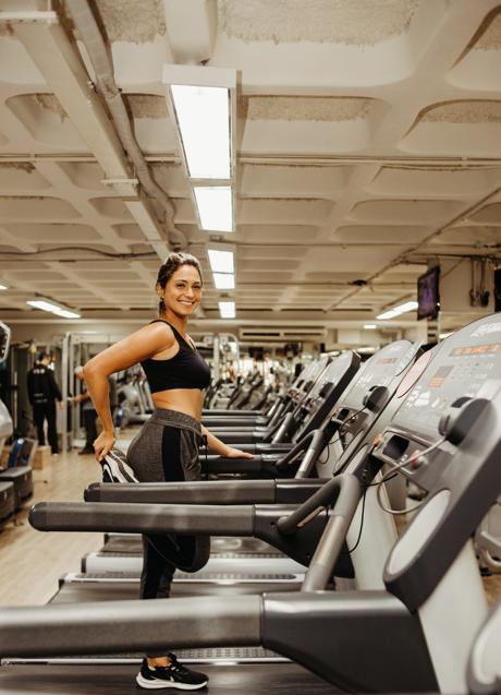 Imagen - Mujer entrenando en gimnasio/PEXELS