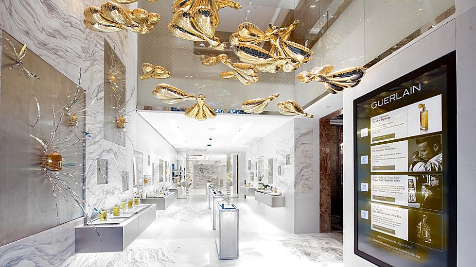 Detalle de una de las galerías de la flagship parisina de Guerlain.