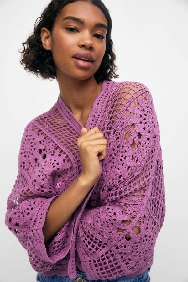 Chaqueta tipo kimono en tejido de crochet con calados, manga larga y diseño abierto, tono morado, de Pull&Bear. Hazte con ella por 35,99 euros.