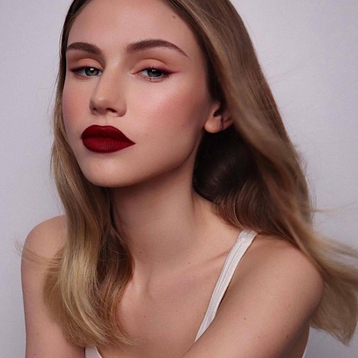 La modelo luce una piel lisa y sin arrugas