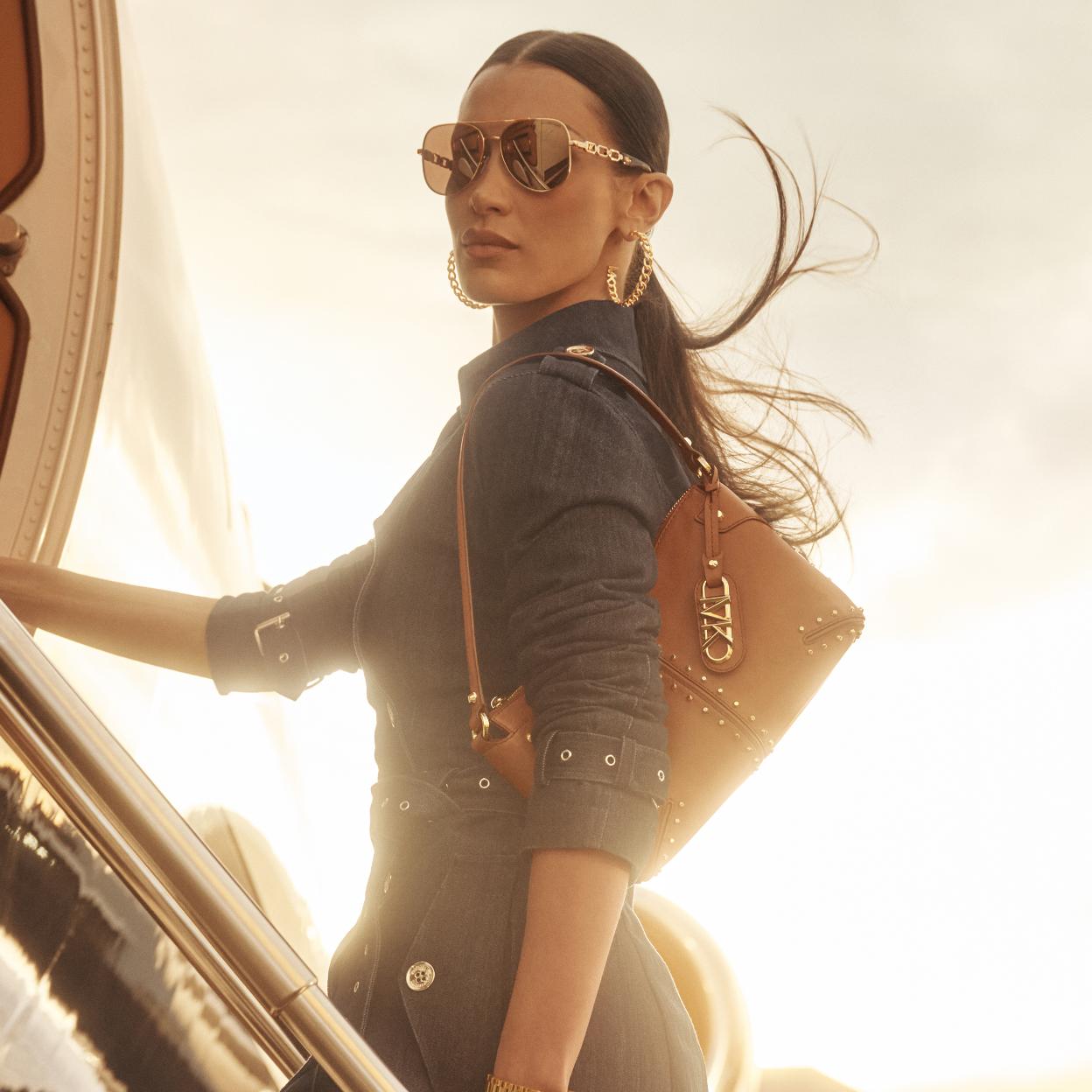 Bella Hadid con un bolso de Michael Kors.