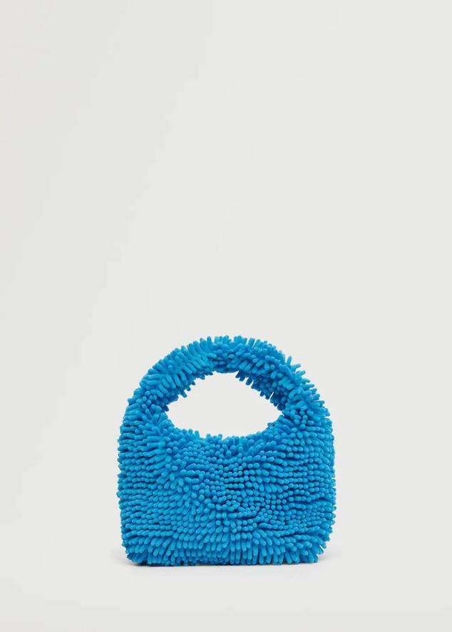 Bolso mediano en tejido con textura, asa corta, bolsillo y cierre de cremallera, tono azul. Te costará 15,99 euros.