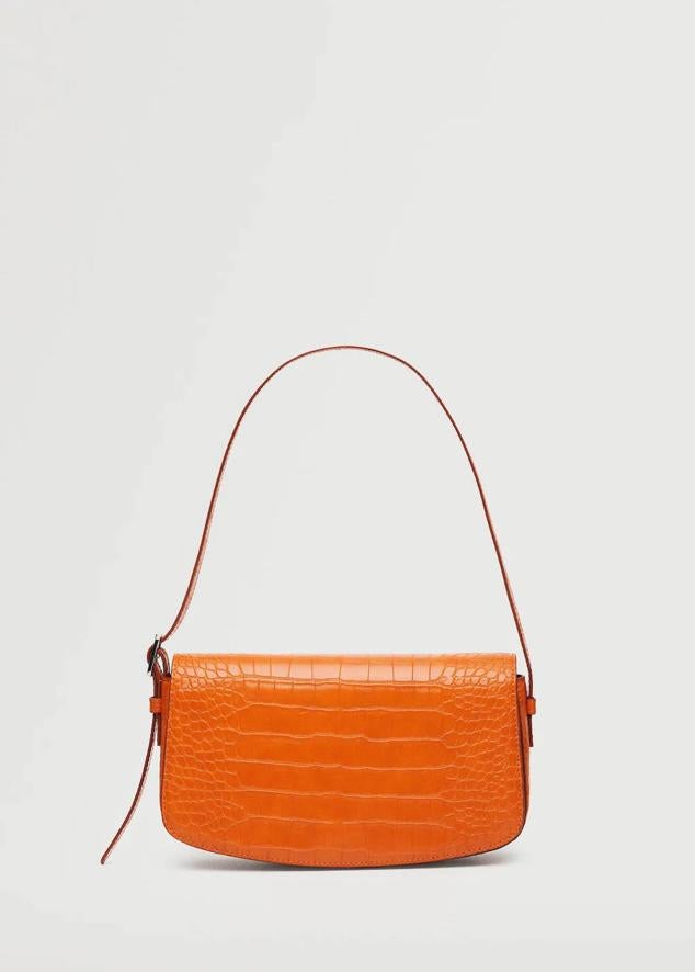 Bolso de hombro mediano en tejido efecto coco con solapa, cierre de imán, bolsillo y asa ajustable, en naranja. Cuesta 12,99 euros.