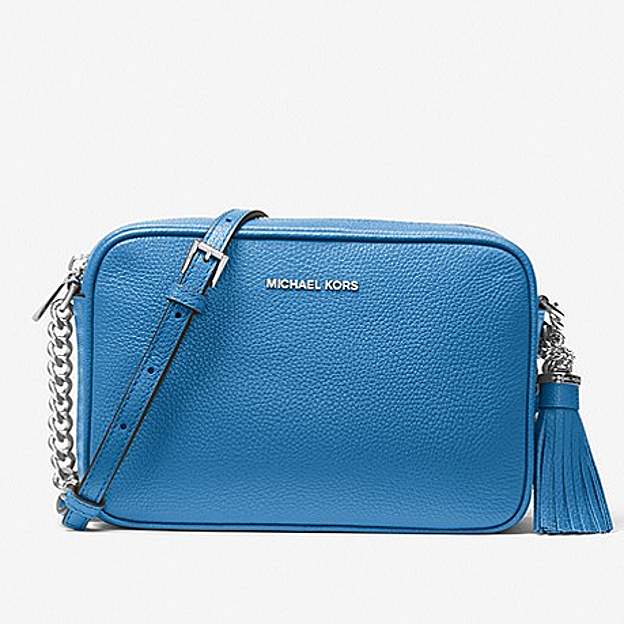 El bolso azul de Michael Kors.