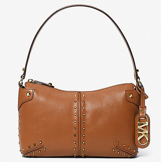 El bolso marrón con tachuelas de Michael Kors.