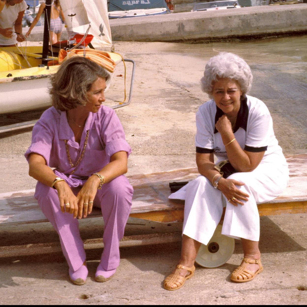 La reina Sofía junto a su madre, Federica de Grecia, durante unas vacaciones de verano en Mallorca.
