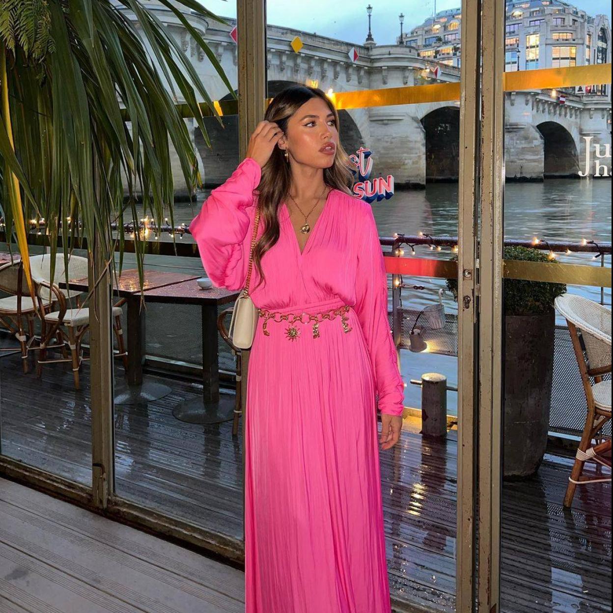 La influencer lleva un maxi vestido fucsia viral de Sfera